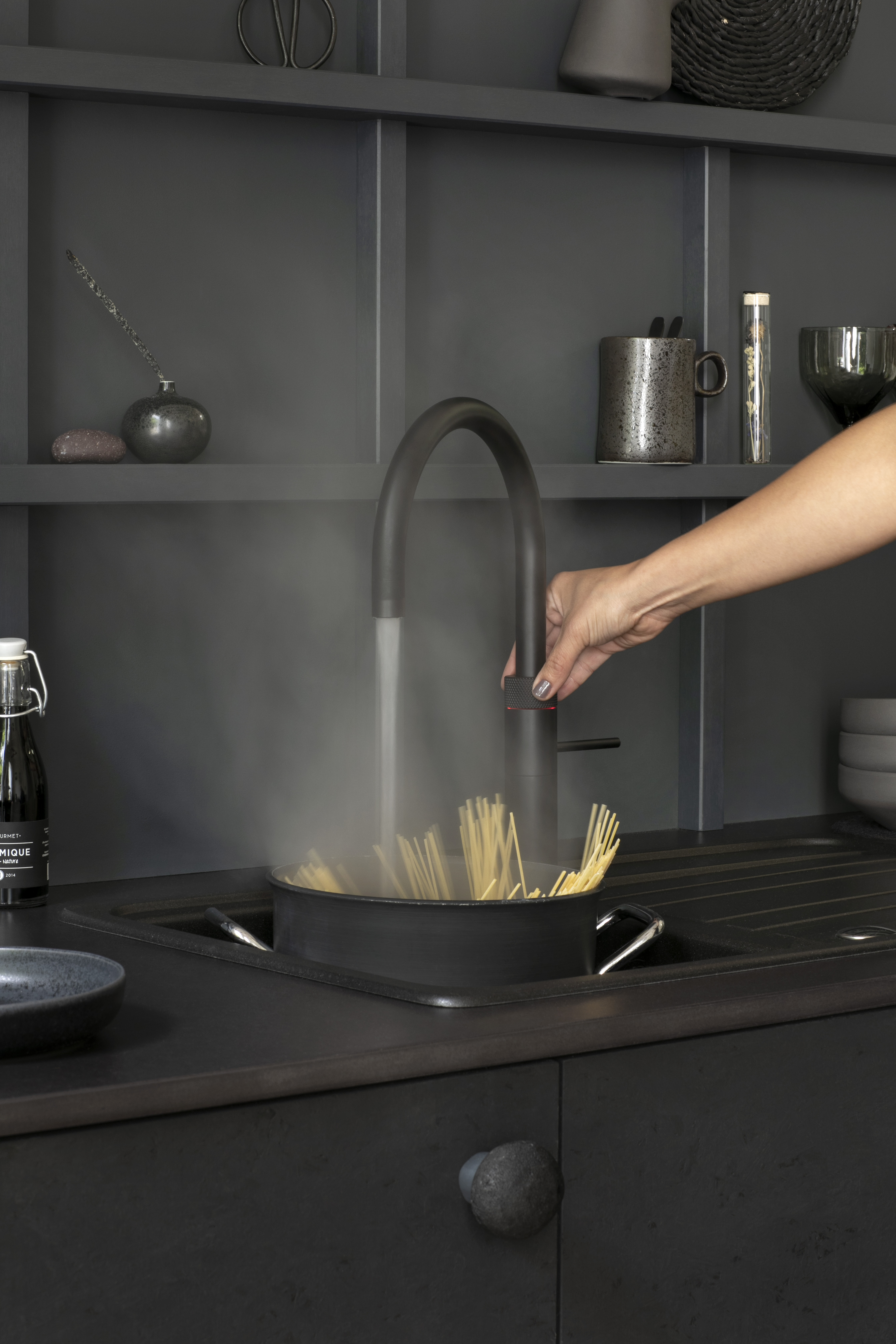 6 5 Fusion Round Black pasta
