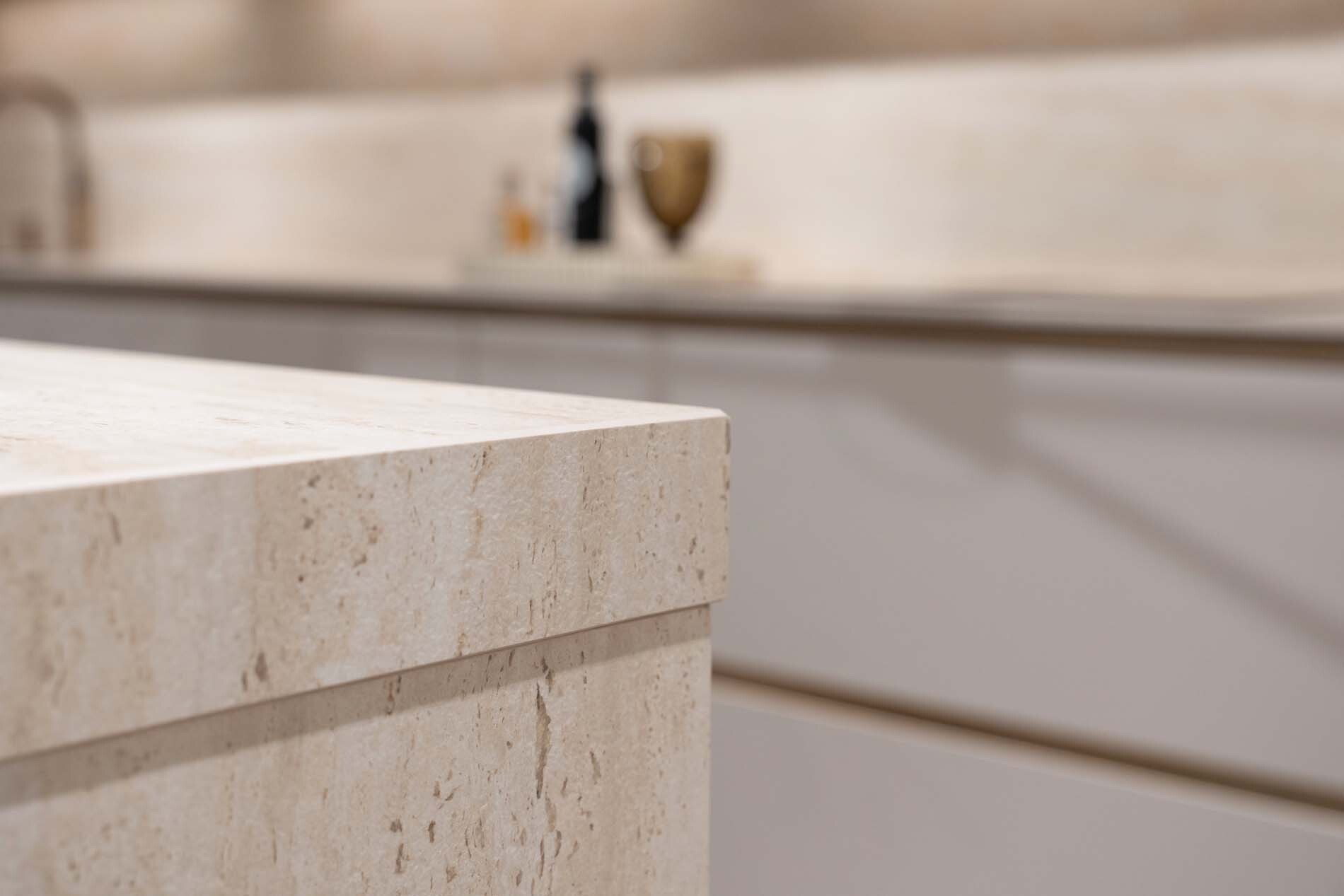 Jetstone Travertino Sand Satin keramieken werkblad showroom ASWA Keukens Helmond, ASWA Keukens