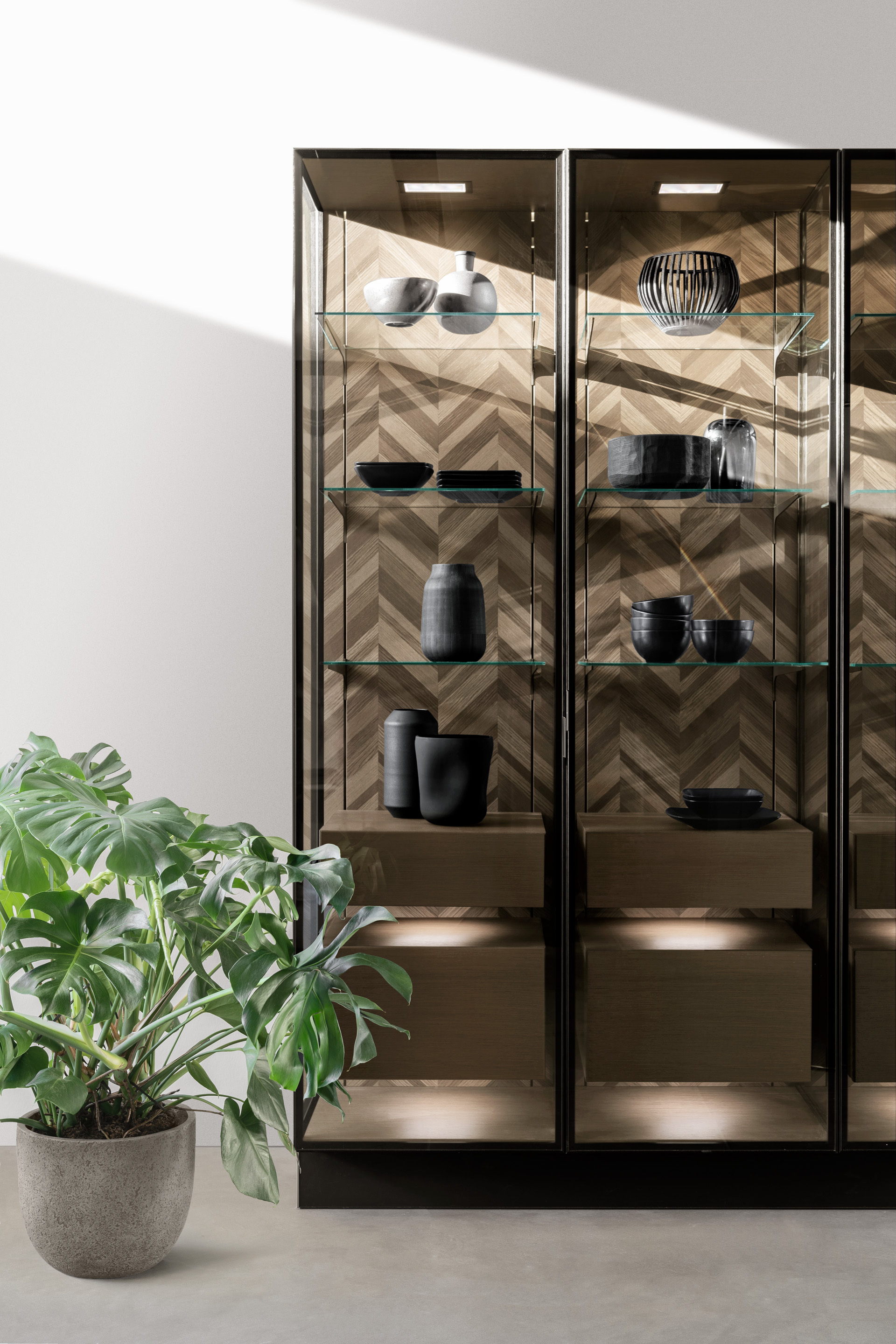 SieMatic Pure vitrinekast met visgraat achterwand, ASWA Keukens