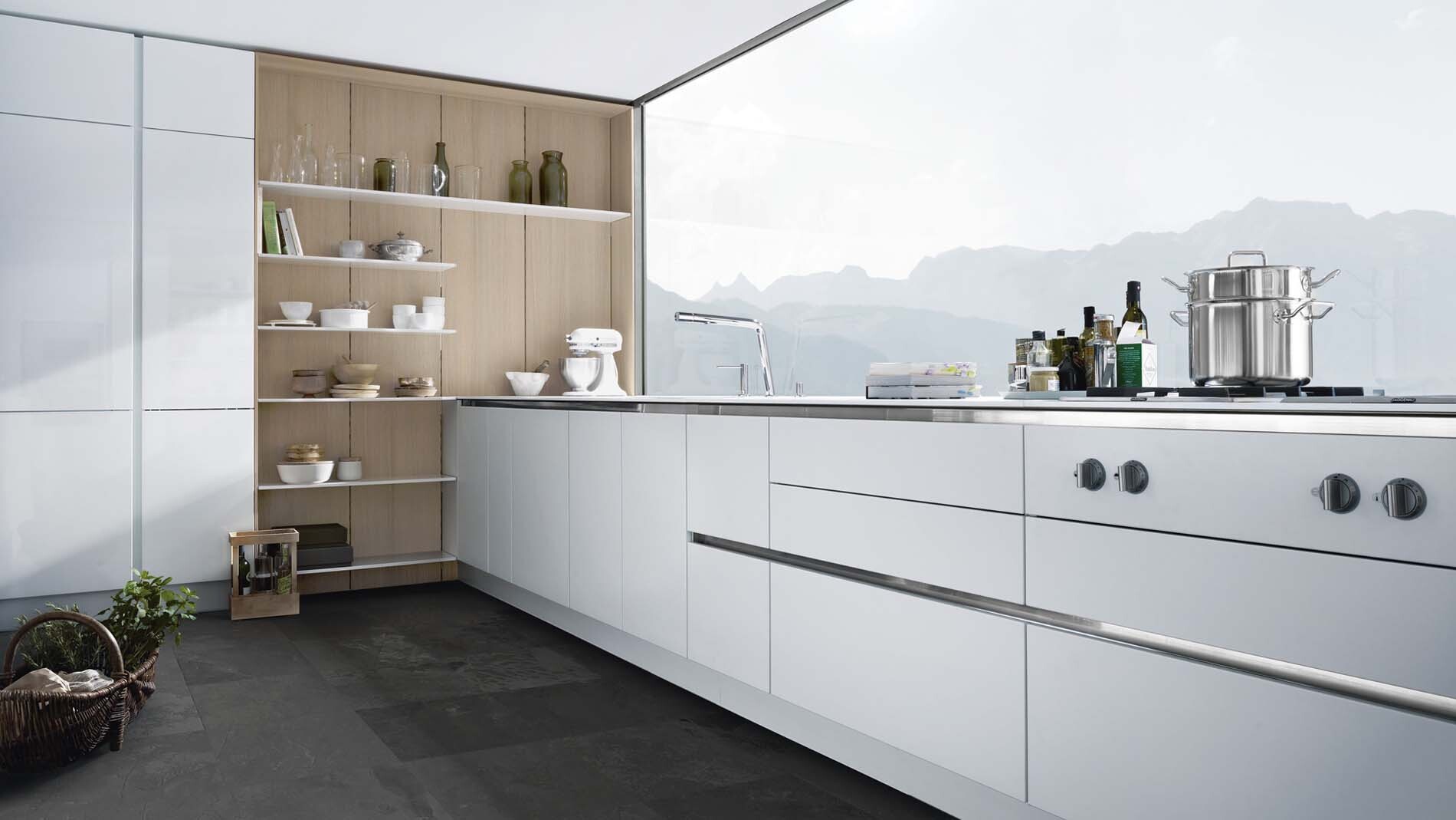 SieMatic pure witte keuken met houtenwand, ASWA Keukens