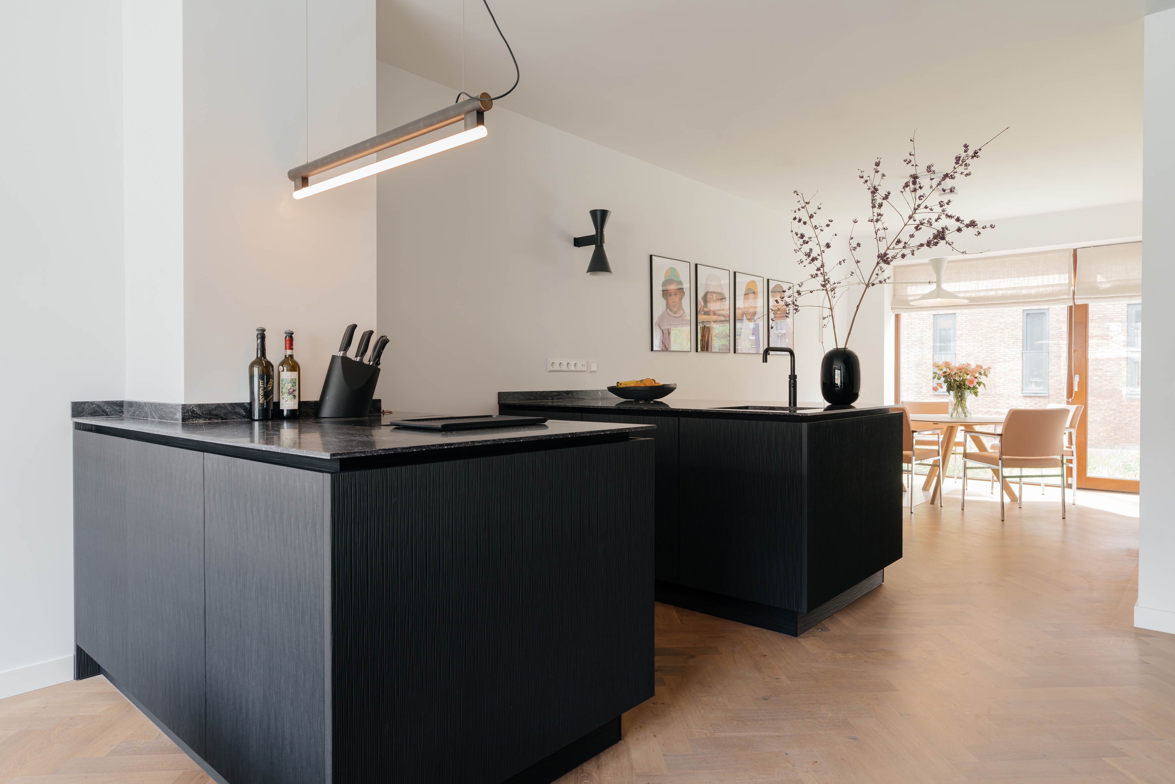Zwarte parallel keuken met 2 eiland, ASWA Keukens