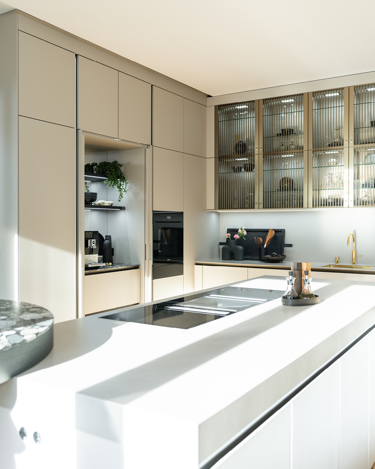 SieMatic witte keuken met hoge kastenwand, ASWA Keukens