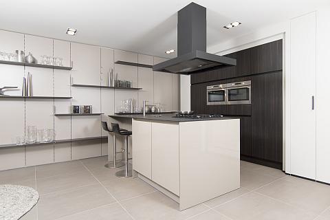 SieMatic hoogglans kookeiland met zwarte afzuigkap - showroom keuken Helmond, ASWA Keukens