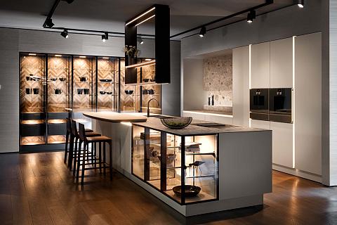 SieMatic Pure - SieMatic keuken wit kookeiland met vitrinekast, ASWA Keukens