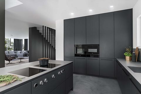 SieMatic Pure - SieMatic keuken zwart kookeiland met hoge keukenkasten, ASWA Keukens