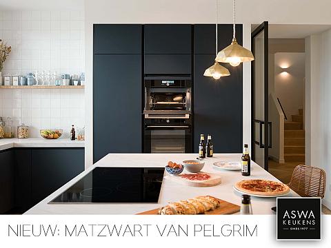 Zwarte keuken met mat zwarte keukenapparatuur van Pelgrim Matzwart