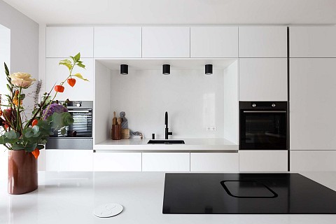 ATAG keukenapparatuur vtwonen keuken witte keuken met zwarte apparatuur, ASWA Keukens
