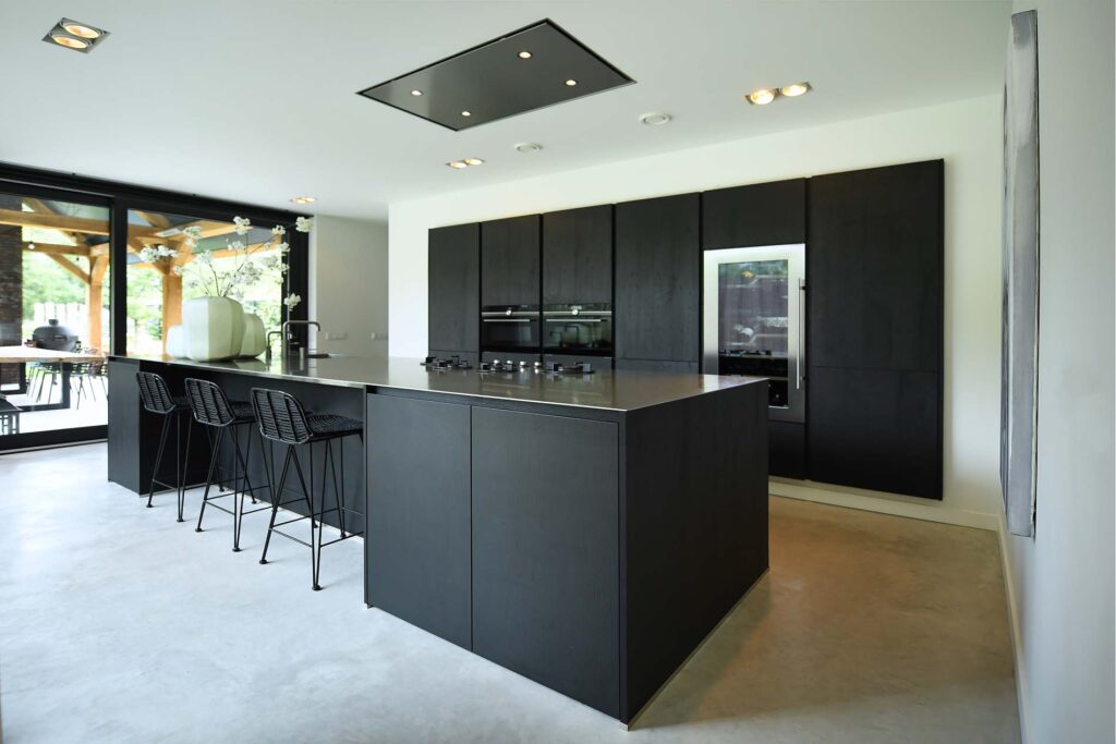 Luxe zwart houten keuken met rvs keukenblad, Klantervaring ASWA Keukens