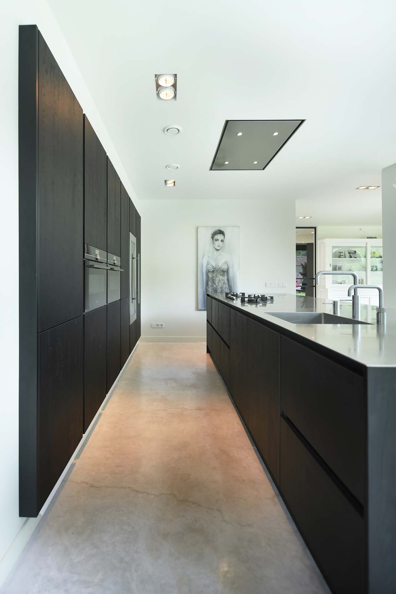 Luxe houten zwarte keuken met hoge kastenwand en kookeiland, Klantervaring ASWA Keukens